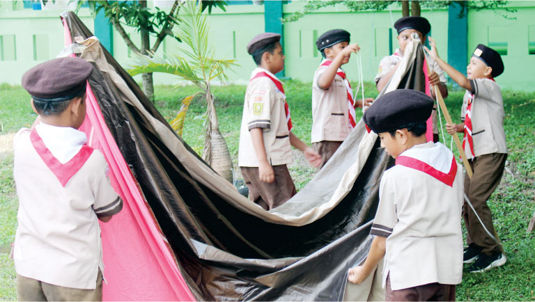 Belajar mendirikan tenda
